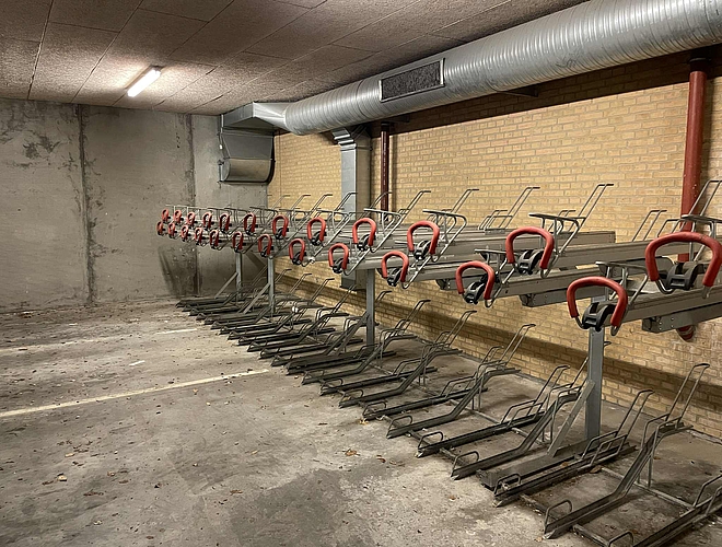20 m Cykel parkering i 2 etager, til samlet 108 cykler. (Knebel) 20 m Cykel parkering i 2 etager, til samlet 108 cykler. (Knebel)